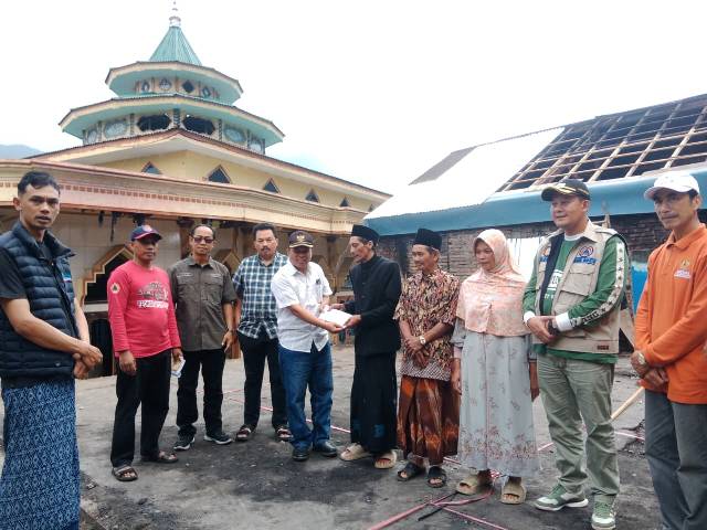 penyerahan-bantuan-kepada-korban-musibah-kebakaran-di-desa-sigedang